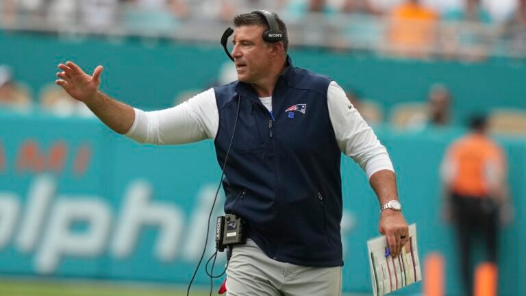Mike Vrabel said Patriots’ win over Dolphins felt like a ‘street fight’