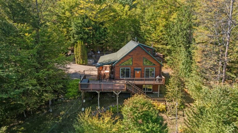 This New Hampshire ski cabin come furnished for under $725K