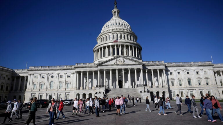 Shutdown with no clear end poses new economic threat