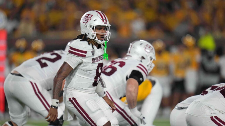 Buffalo’s final minute comeback stuns winless UMass 28-21