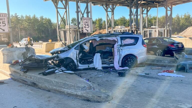 2 people seriously injured, 2 dogs killed as minivan slams into N.H. toll plaza