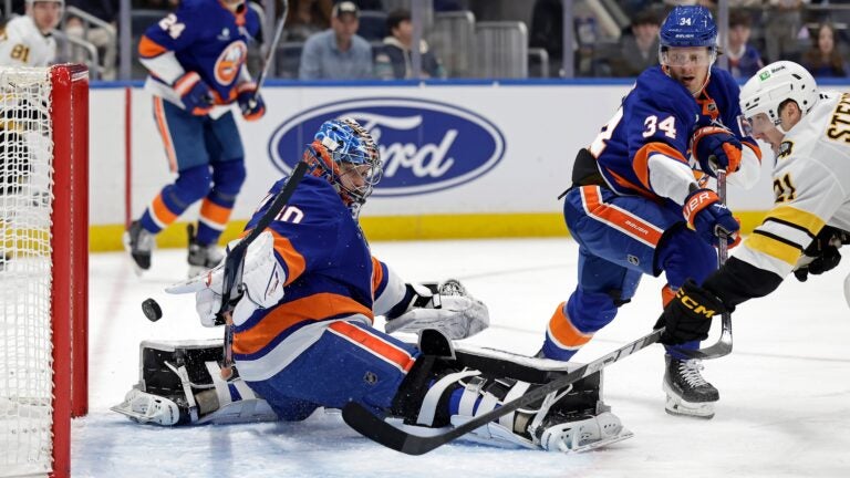 Jeremy Swayman stellar in net in Bruins’ victory over Islanders